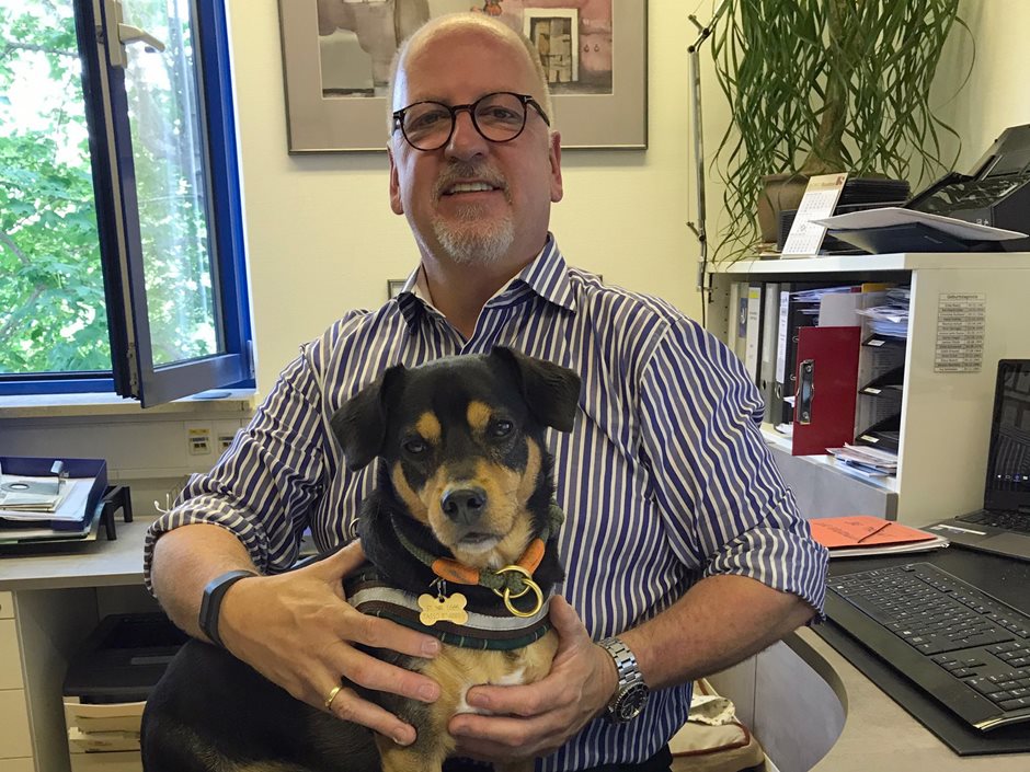 Unzertrennbar: Berhard Ecker und sein tierischer Kollege.