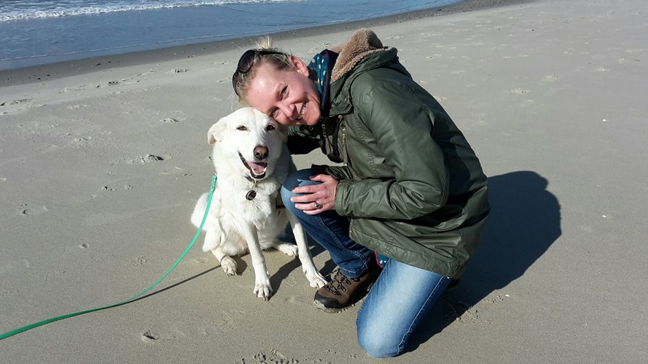 TASSO-Mitarbeiterin Lucille van Loenen und Huendin Abby.