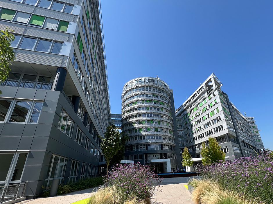 Das Gebäude in der Ludwig-Erhard-Straße in Eschborn