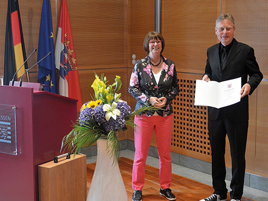 Die hessische Umweltministerin Priska Hinz und Mike Ruckelshaus bei der Verleihung des Hessischen Tierschutzpreises.