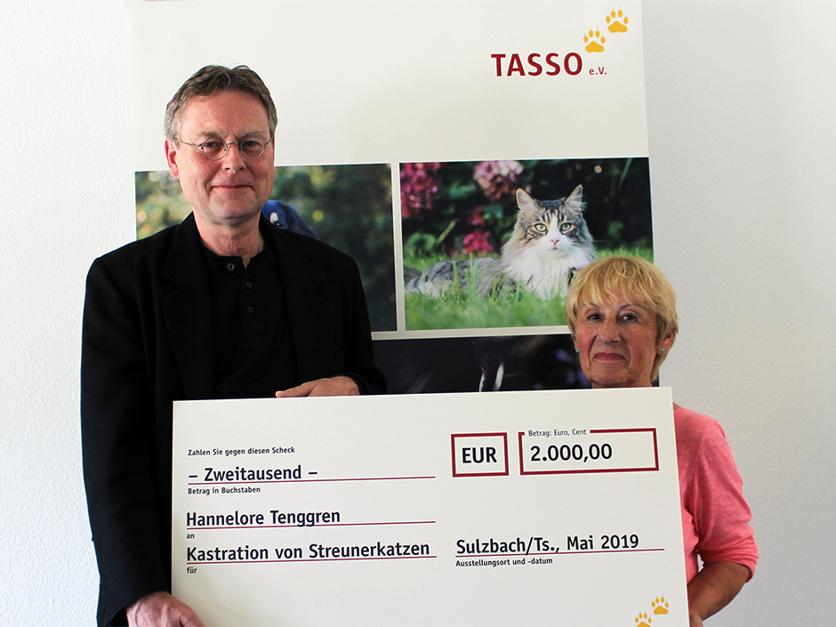 Mike Ruckelshaus von TASSO e.V. überreichte Hannelore Tenggren heute einen Scheck in Höhe von 2.000 Euro.