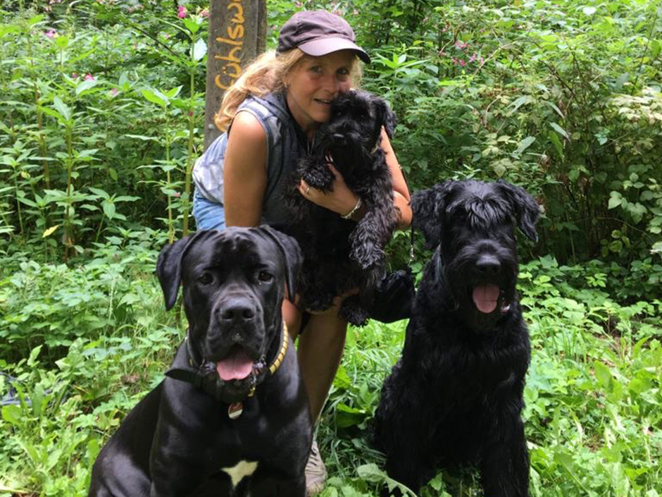 TASSO-Mitarbeiterin mit ihren Hunden.