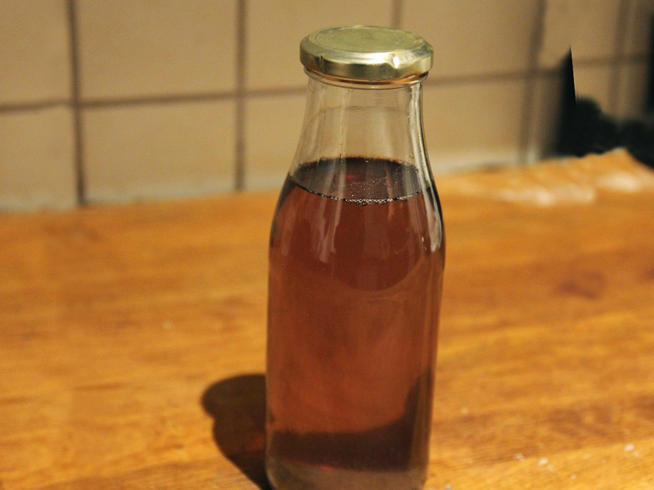 Eine Flasche Lavendelsirup.