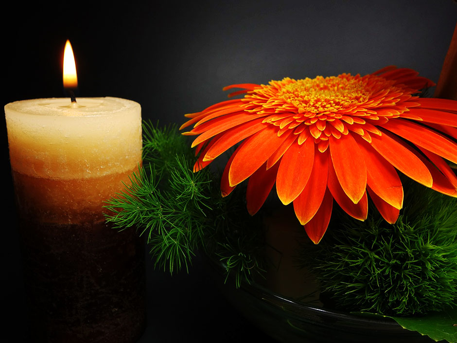 Trauer: Kerze mit einer Blume.