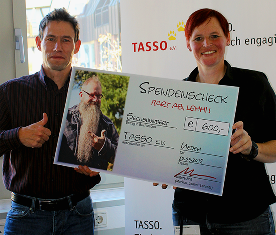 Hundehalterin Yvonne des Fries und Stefan Reiber, Leiter Fundraising bei TASSO